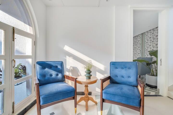 Interior: Lobby/Sitting area