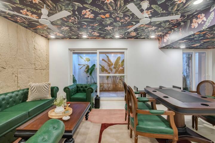 Interior: Lobby/Sitting area