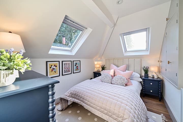 Chambre de luxe avec lit haut de gamme et décor sophistiqué
