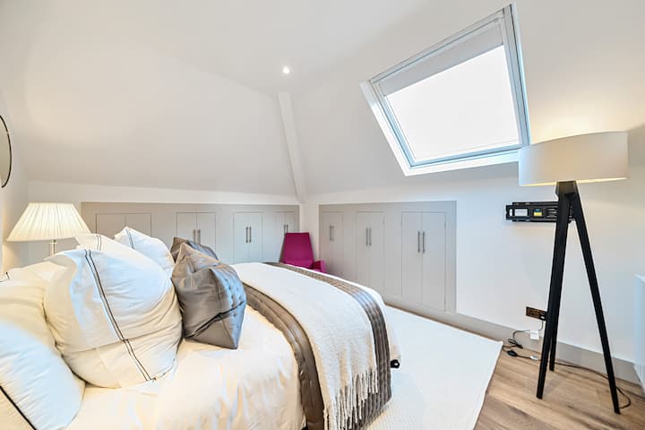 Une chambre magnifiquement décorée avec des finitions de luxe raffinées