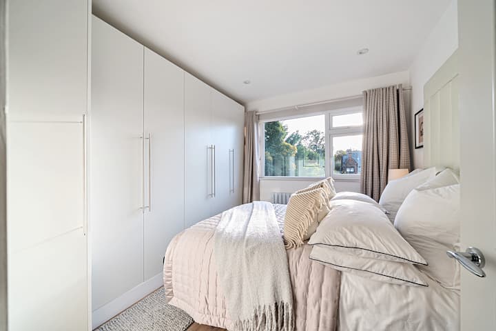 Une chambre sereine offrant confort et élégance moderne
