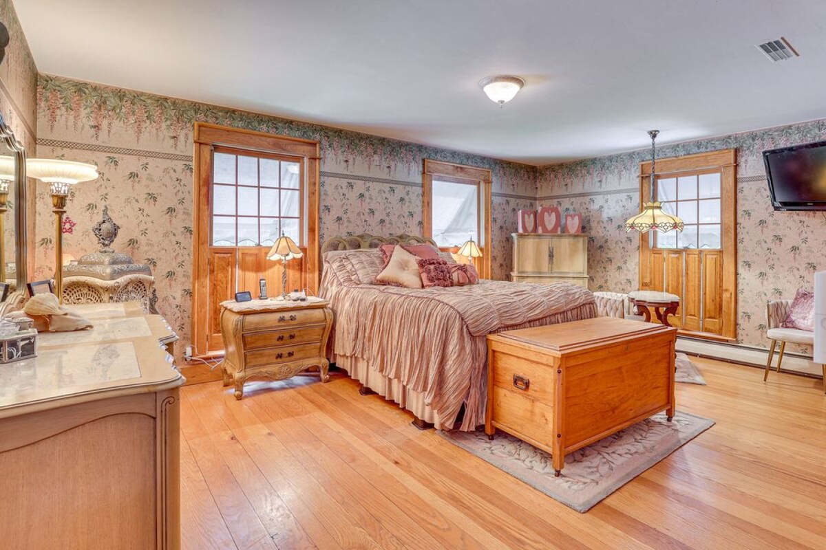 חדר שינה 1 | מיטת קווין סייז | רצפות עץ חמות ואלגנטיות וינטג'ית