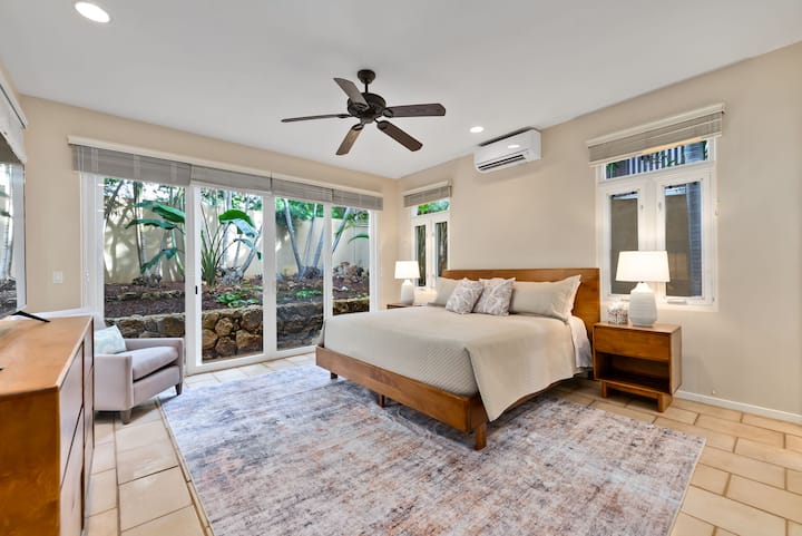 Bahçeye bakan pencerelerden doğal ışığın aktığı ve tropikal bitkilerin konaklamanız için huzurlu bir inziva yeri yarattığı sakin yatak odanızda dinlenmiş uyanın.