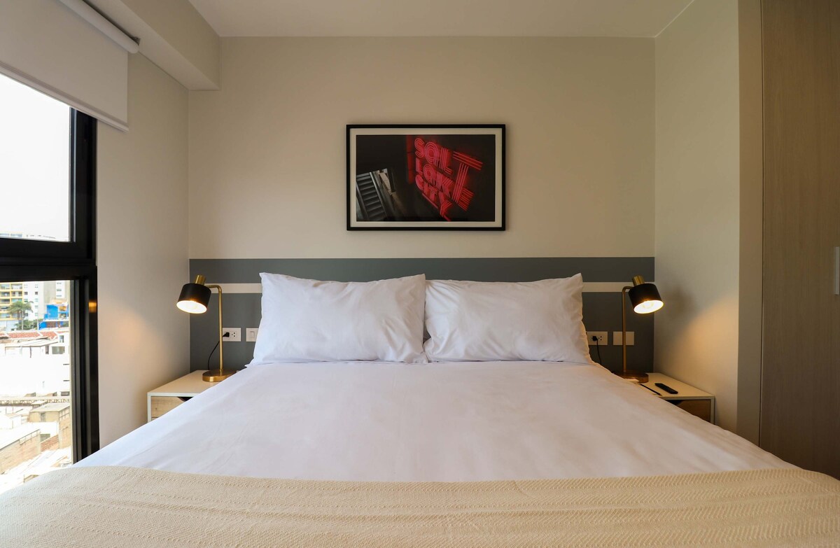 Udobna spavaća soba s mekom posteljinom i toplim osvjetljenjem.