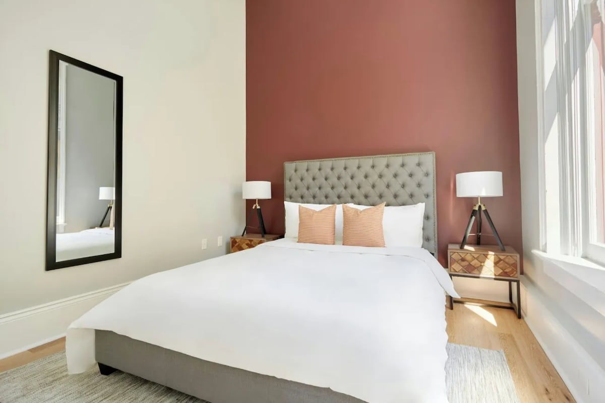 Dhoma e gjumit 1 ka një krevat dopio "queen".