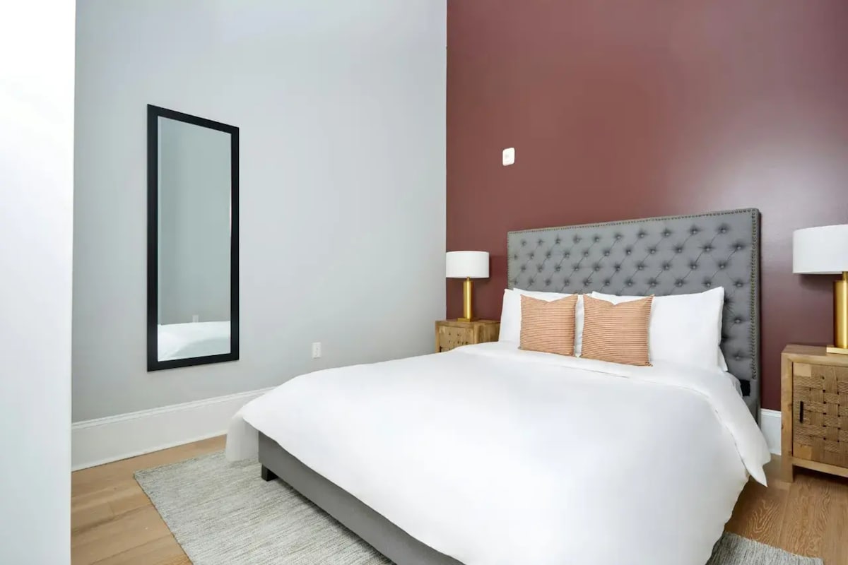 Dhoma e gjumit 2 ka një krevat dopio "queen".