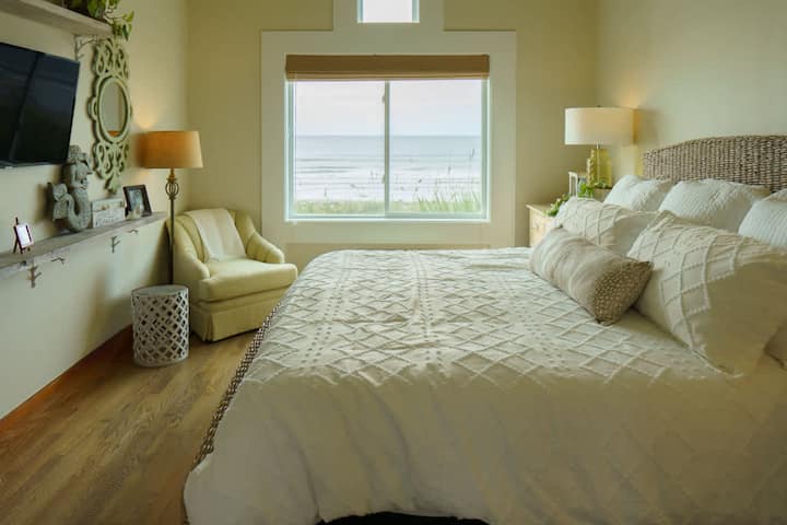 Dormitorio principal 2 en la planta baja con vista a la playa
