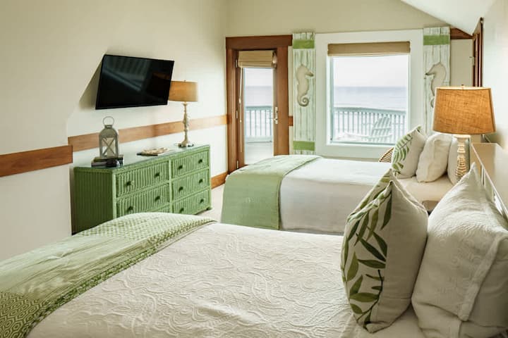 Dormitorio doble arriba con vista a la playa y porche