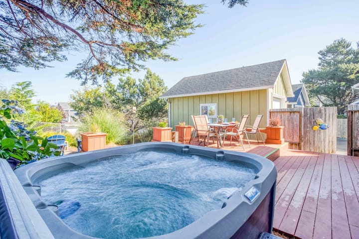 Hot Tub, Fire Pit, Half-block To Beach! - Lincoln City, OR