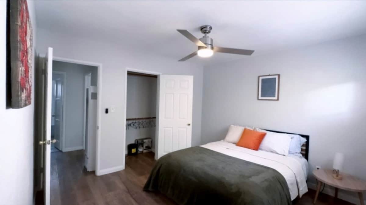 Spavaća soba s bračnim krevetom, svježom posteljinom, stropnim ventilatorom i velikim ormarima u kojoj ćete se odmoriti i dobro naspavati.