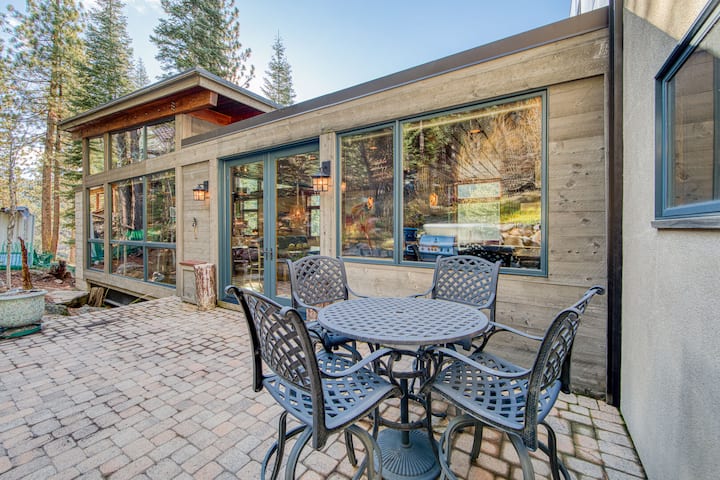 Painted River - 4br W River Views, Hot Tub & Ev! - Lake Tahoe