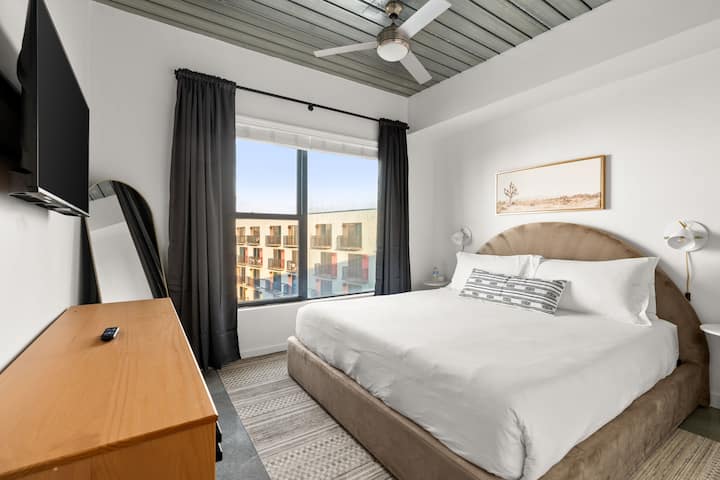Relájate en tu moderno refugio con sábanas frescas, decoración elegante y vistas a la ciudad desde tu ventana.