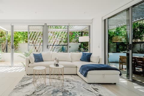 Popular Airbnb listing: Bondi Spa Retreat | Modern 2BR | Hot tub+Sauna+BBQ in Bondi