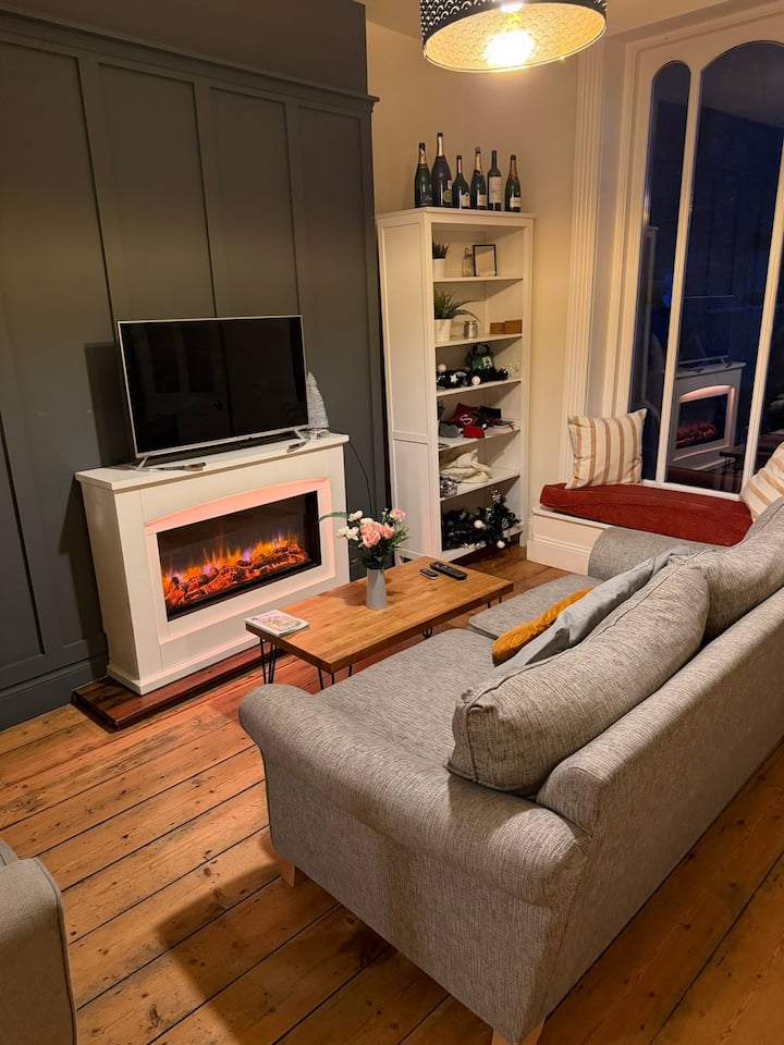 Central 3 Br Home With Private Courtyard - Ely
