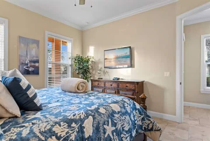 Un dormitorio tranquilo con encanto costero 
Relájate en una cama cómoda, disfruta de la suave luz natural y relájate con un televisor, perfecto para mañanas tranquilas y noches de descanso después de la playa.