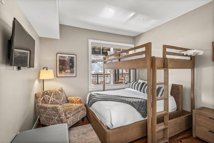 双层床卧室配有一张全尺寸双层床和一台电视