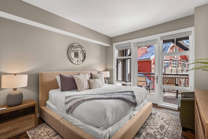 另一间主卧设有套内卫生间、加大双人床和私人阳台。