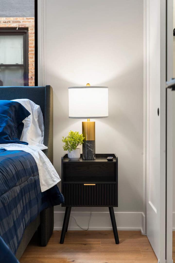 รายละเอียดห้องนอนแสดงให้เห็นแสงสว่างที่พิถีพิถันและการจัดวางที่สงบ