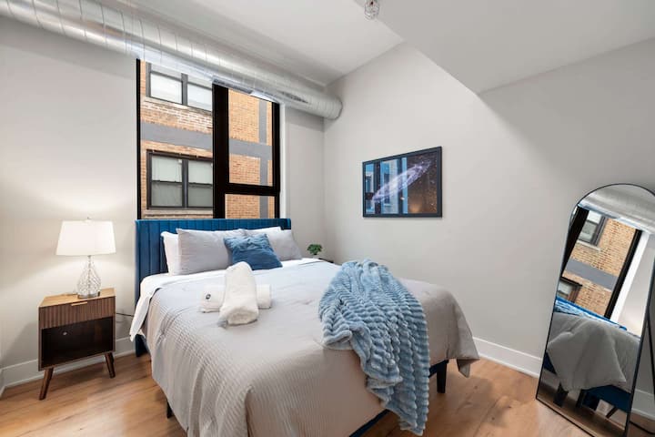 ห้องนอนที่เงียบสงบพร้อมเครื่องนอนนุ่มและโทนสีอ่อนเพื่อการพักผ่อนยามค่ำคืน