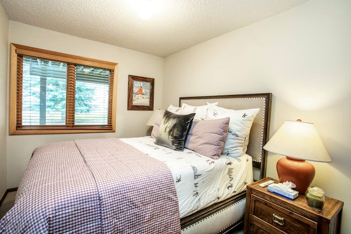 ห้องนอนผู้เข้าพักชั้นล่าง