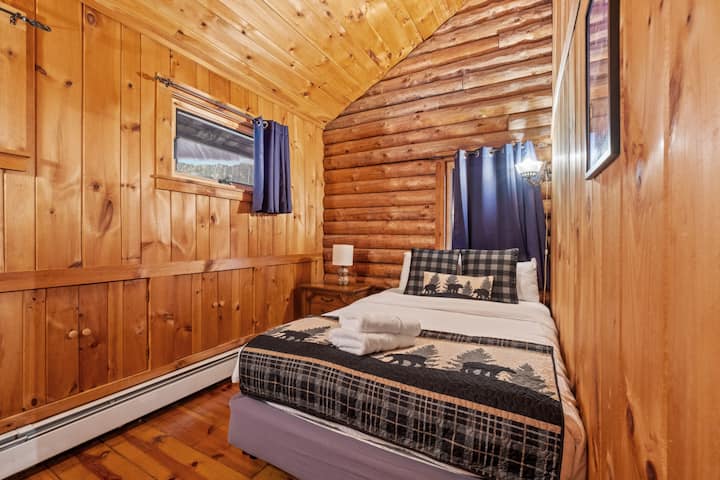 Relájate en este acogedor dormitorio después de un largo día