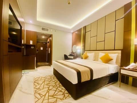 Popular Airbnb listing: Superior Room Near Deira Clock Tower in Al Muraqqabat