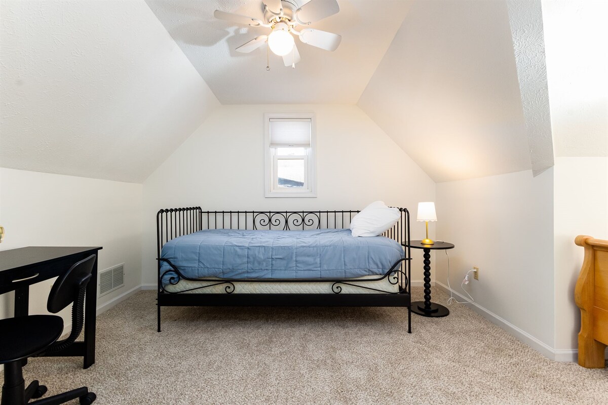 ชั้นบน 2 ห้องนอน 3 เตียงเดี่ยว