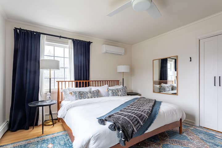 Iluminado por el sol y relajante, este dormitorio de invitados ofrece tonos azules relajantes