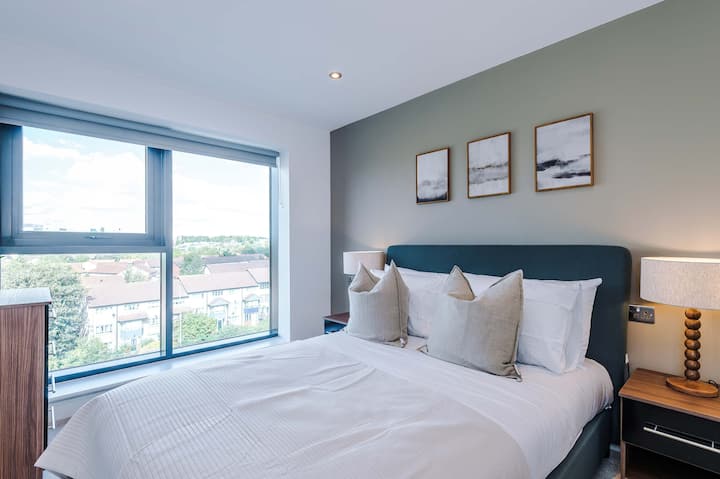 ეს საძინებელი იდეალურია თანამშრომლებისთვის, რომლებიც ერთ საცხოვრებელს იყენებენ, ან გრძელვადიანი სტუმრობისთვის. ის კომფორტული, საკმარისად დიდი და კერძოა, ამიტომ ყველას მშვიდად ეძინება.