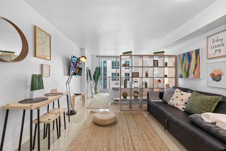 Modern City-view Studio | Free Parking - Miami, FL