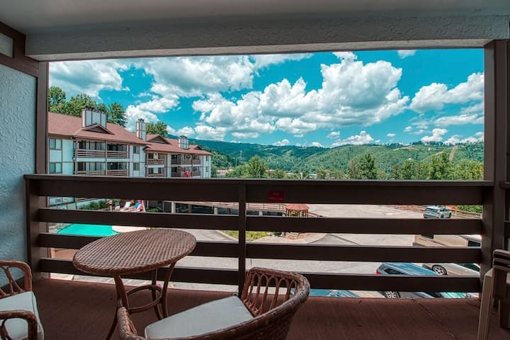 *Charming 2bd Retreat! Pool +Wifi +Great Location* - Gatlinburg, TN