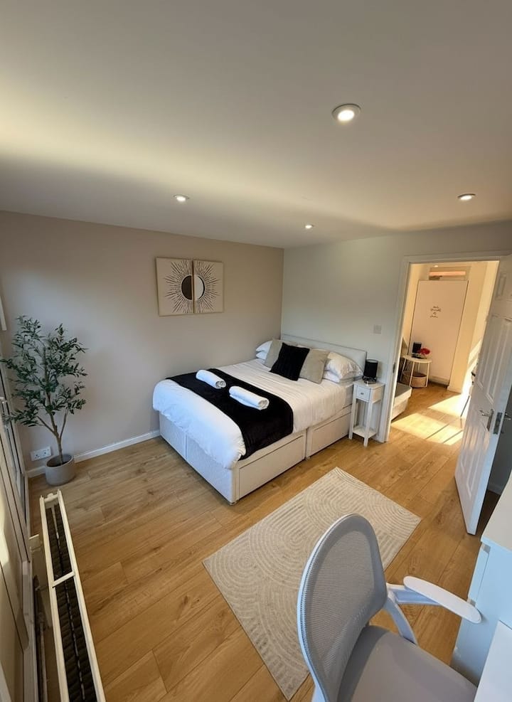 חדר שינה זוגי בקומה התחתונה