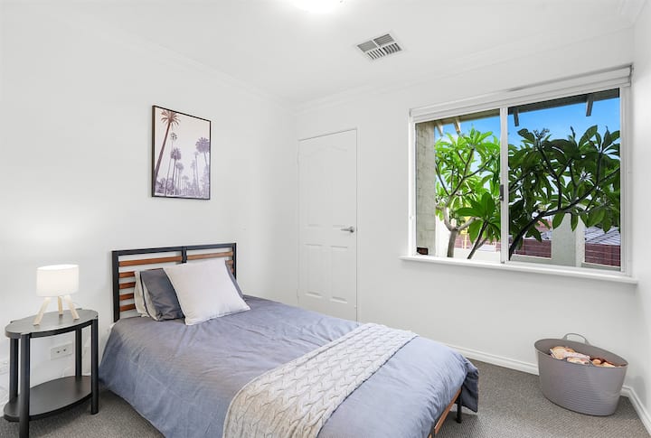 安静舒适的房间内配有1张特大单人床