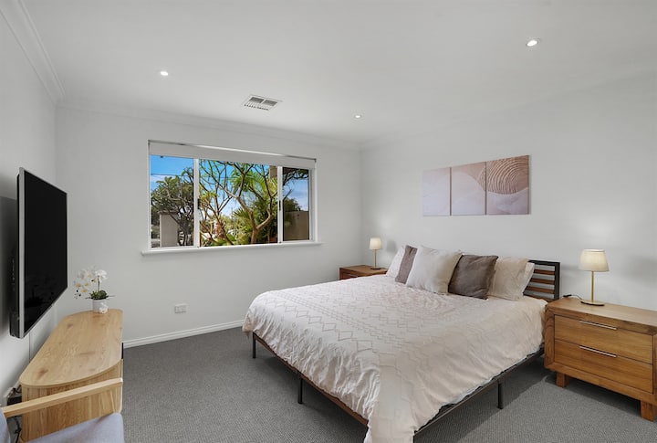 卧室光线充足，配有舒适床铺，可欣赏绿意盎然的景观