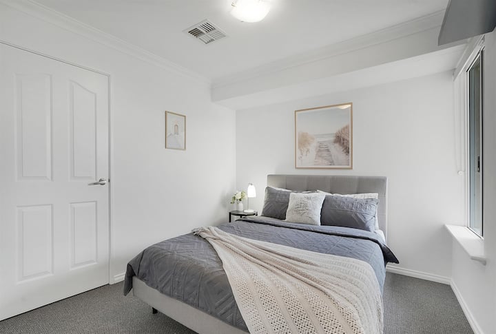 卧室宁静时尚，配备豪华床铺，色调柔和，自然光线充足，是您探索一天后放松身心的理想之选