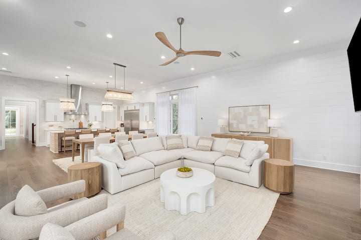 현대적인 편안함과 우아한 디자인이 어우러진 밝고 개방적인 거실 공간의 푹신한 좌석에 앉아보세요. 여행 후 휴식을 취하기에 완벽합니다.