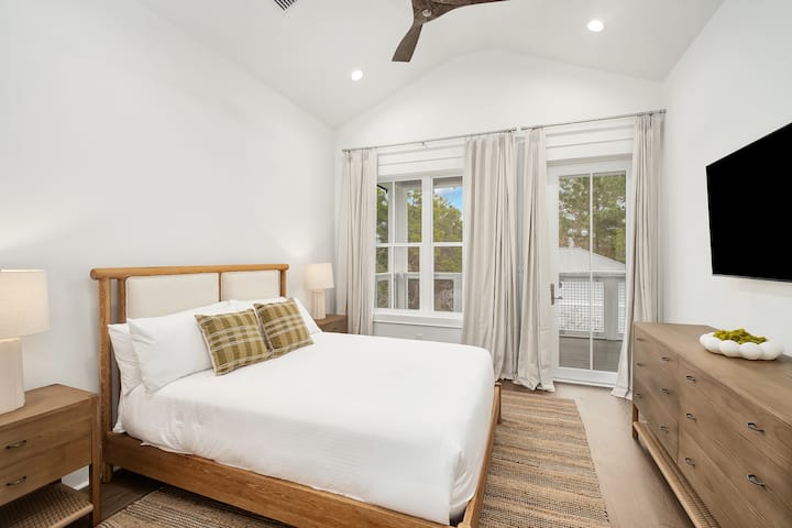 산뜻한 침구, 따뜻한 나무 톤, 전용 발코니 출입이 완비된 고요한 침실에서 평화로운 잠을 청하세요.