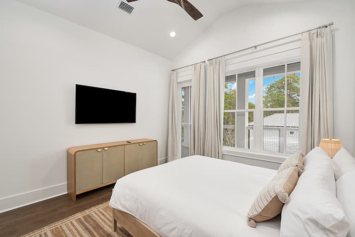 산뜻한 흰색 침구가 있는 침실에서 깨워보세요. 전용 창문을 통해 자연광이 들어옵니다.