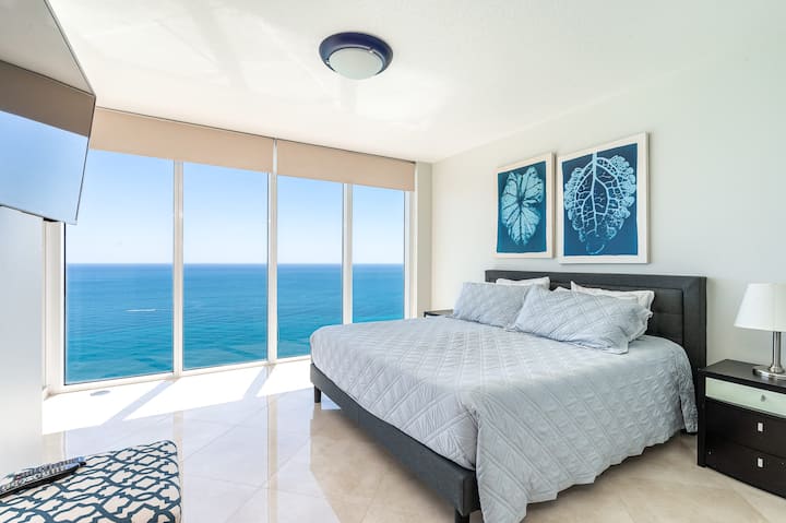 Hlavná spálňa - manželská posteľ - zatemňovacie žalúzie - káblová televízia - výhľad na oceán