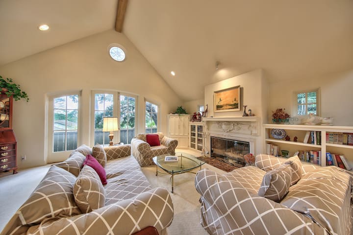 4018 Holly House - Charming Carmel-by-the-sea Home - 카멀바이더시