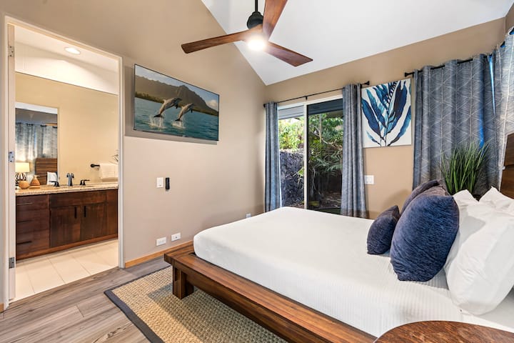 Fli në qetësi në këtë dhomë gjumi elegante me çarçafë të bardhë dhe art mahnitës oqeanik që kap shpirtin e ishullit.