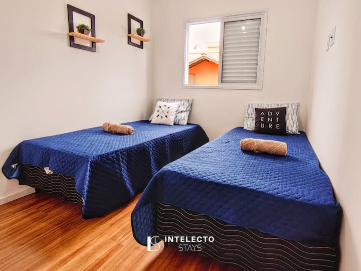 Cama,foto de toda la habitación,dormitorio