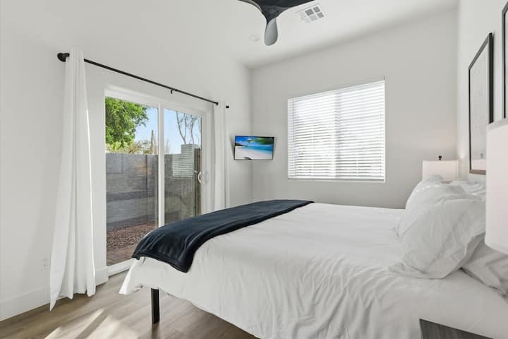 第7间卧室配备加大双人床、智能电视、衣柜和后院通道。