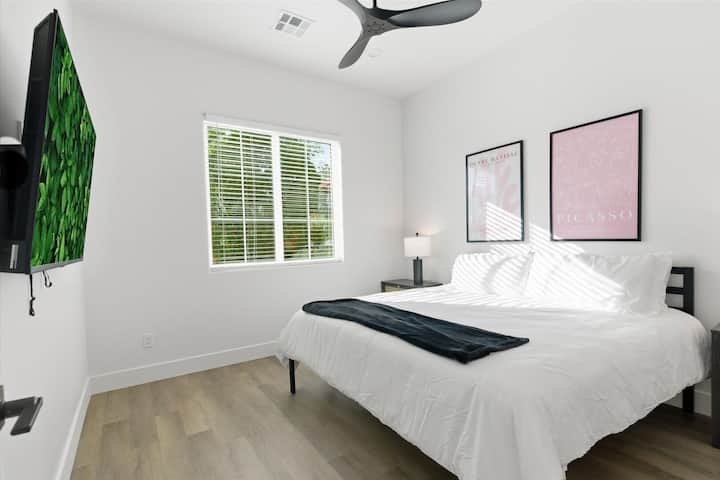 第9间卧室配备一张加大双人床、智能电视和衣柜。