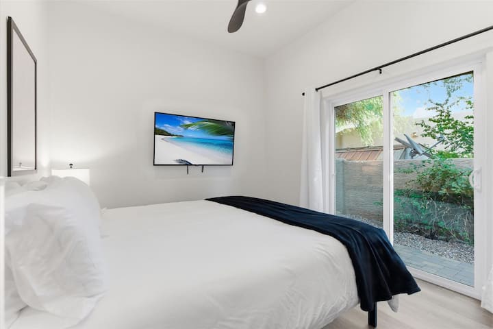 第8间卧室配有特大号床、智能电视和后院通道。
