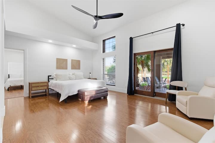 主卧配备了加大双人床、智能电视、豪华家具、带步入式衣橱的套房卫生间，并可通往后院露台。