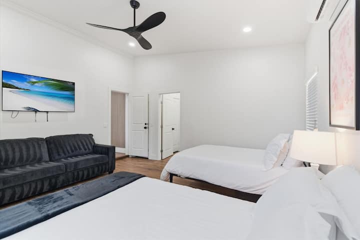 第二间卧室配有2张全尺寸床、智能电视、舒适的家具和套内卫生间。