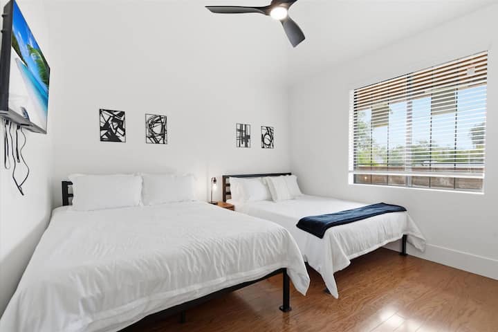 第5间卧室配有2张标准双人床和1台智能电视。