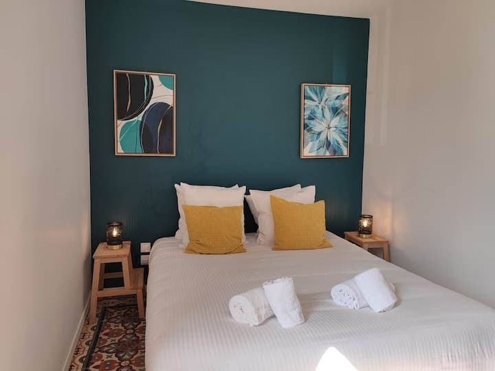 Habitación doble con una cama grande y cómoda como en el hotel