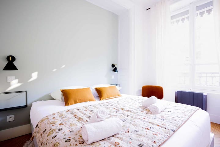 Een slaapkamer met een queensize bed en opbergruimte